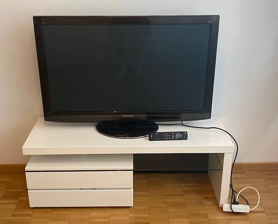 Fernseher von Panasonic inklusive moderne Kommode