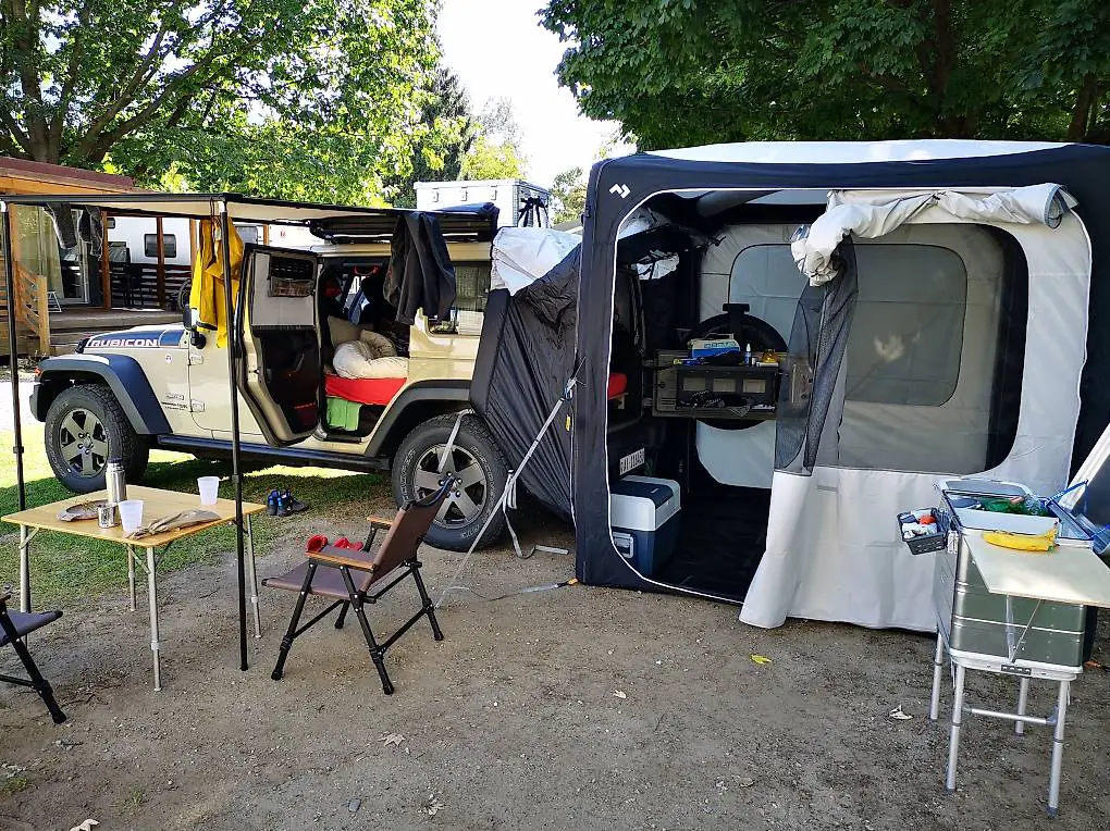 Dometic Hub mit SUV/Kombi-Schleuse.