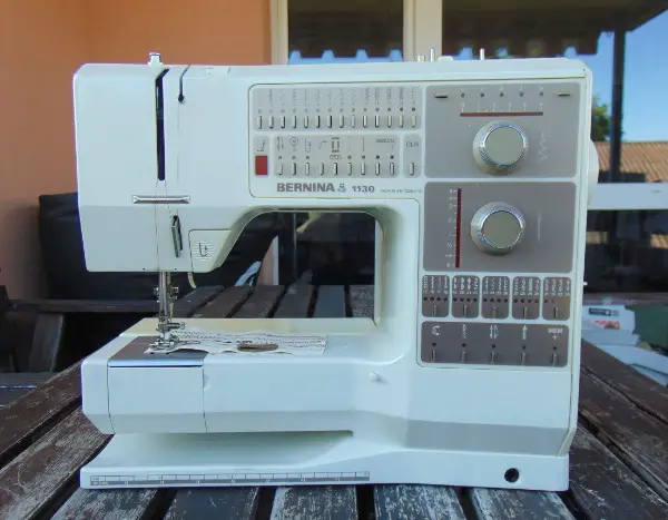 Nähmaschine Bernina 1130, mit 34 Stichprogrammen.