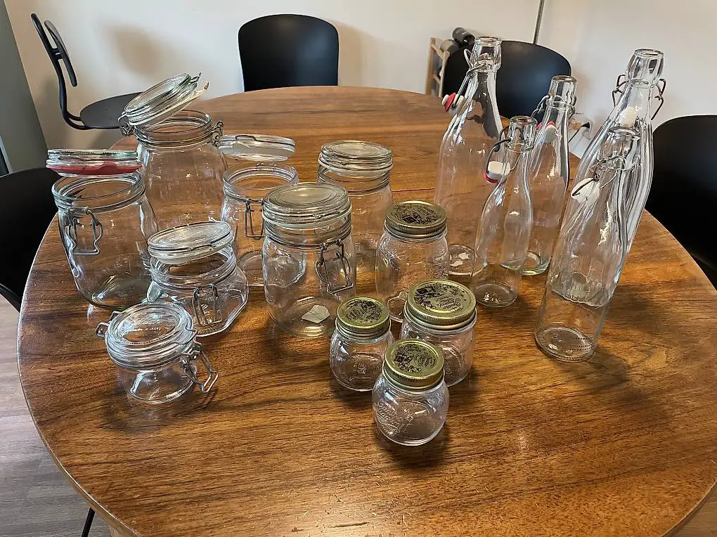 Einmachgläser, Flaschen, Keksdose