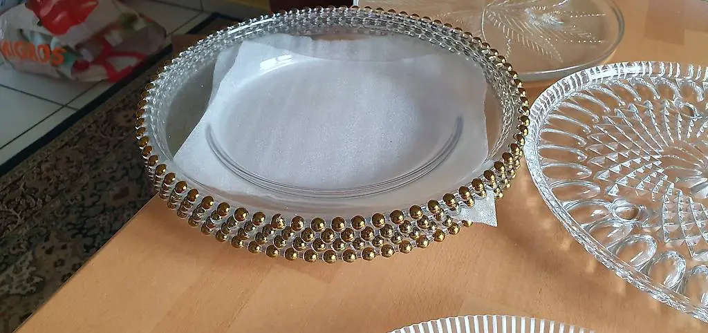 4 Teller mit Goldkugeldesign