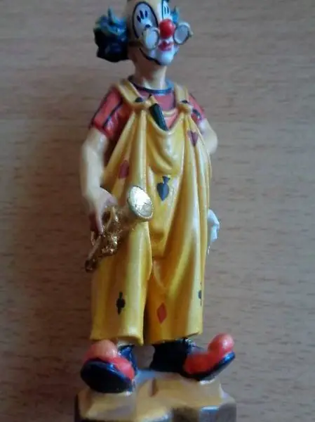 Zirkus-Clown Trompetenspieler, handgeschnitzt und handbemalt