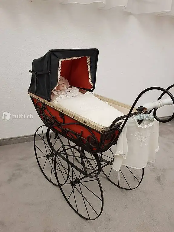 Puppenwagen mit Puppe
