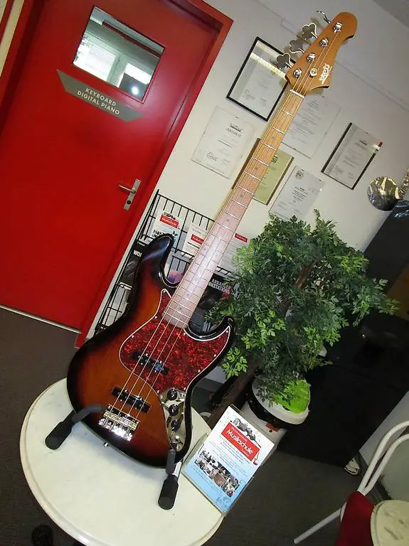 e-bass fabrikneuer bass sunburst. fender jazz bass copie.
