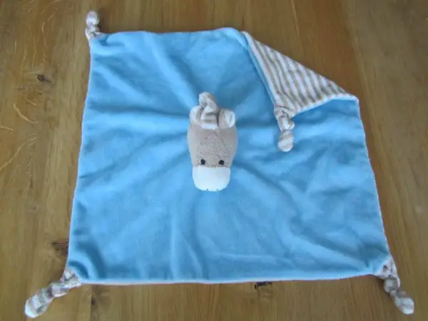  Doudou bleu & beige (dim. env. 33 x 32)