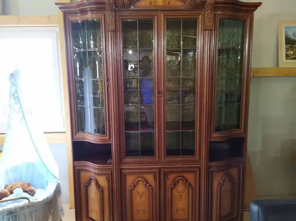 Grosse Vitrine oben mit 4 Türli mit geschliffenen Gläser