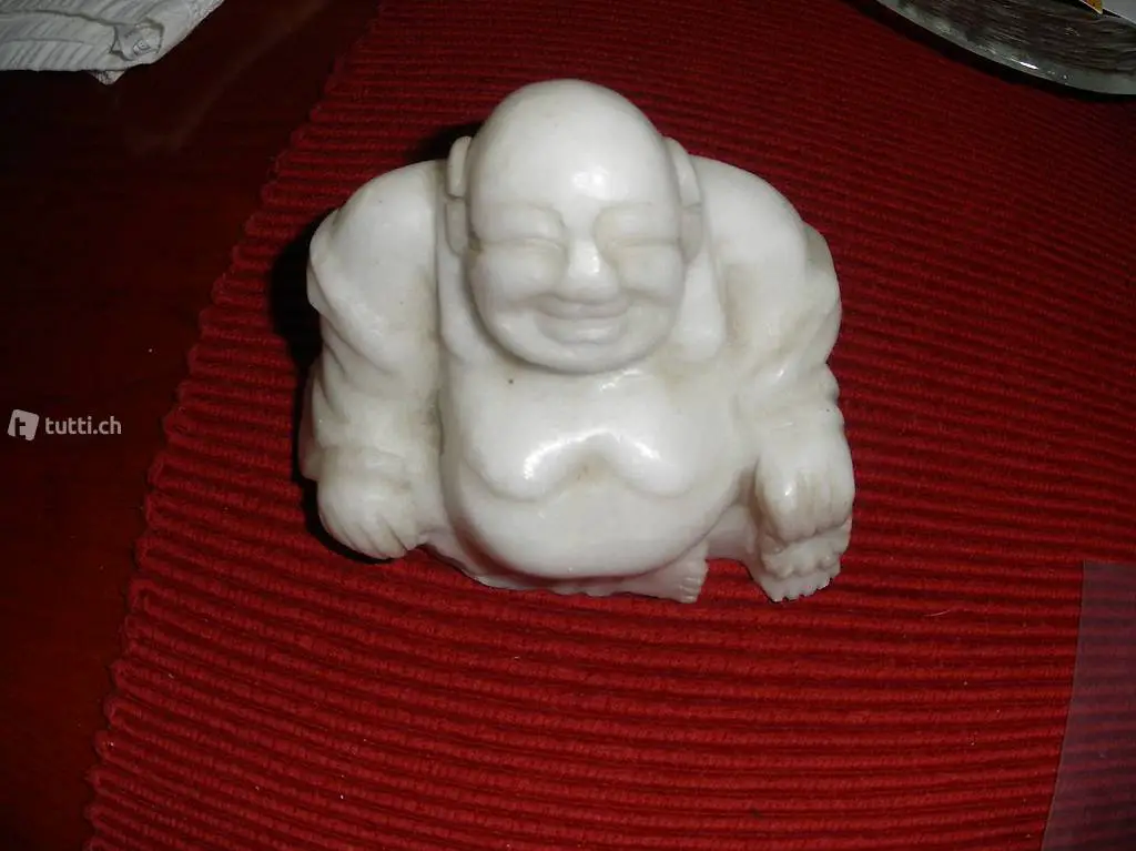 Buddha aus Heilstein geschnitzt