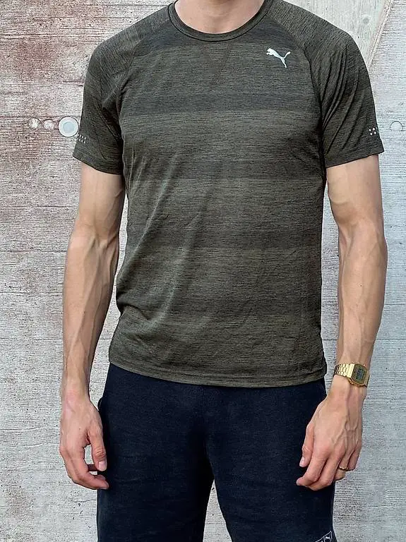 Armee-grünes gestreiftes Puma Running- / Sport-Shirt (S)