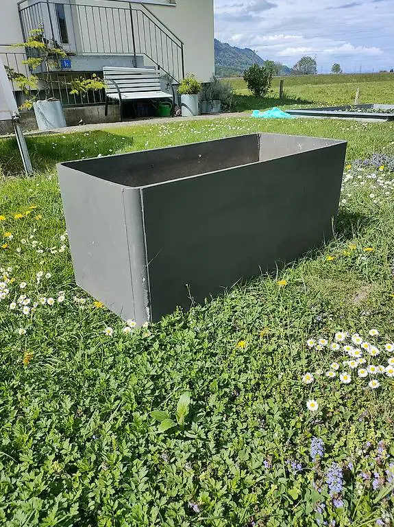 Pflanzengefäss / 100 x 45 cm mit kleinem Riss