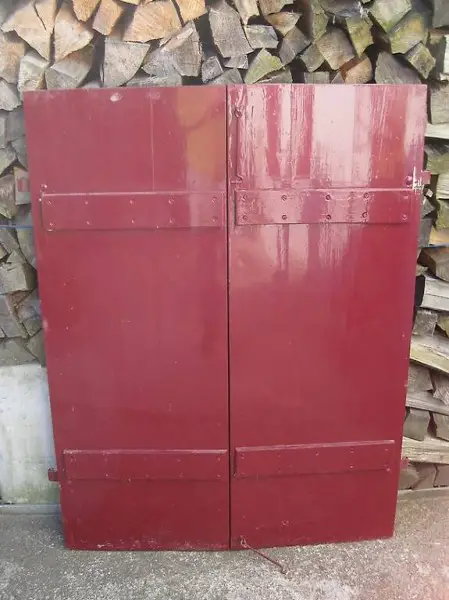 antiker Fensterladen aus Holz / Fensterläden