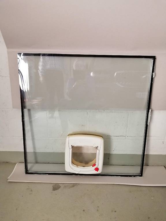 Glasscheibe 76 cm hoch,75 cm breit, m.Katzentüre/Katzenklappe