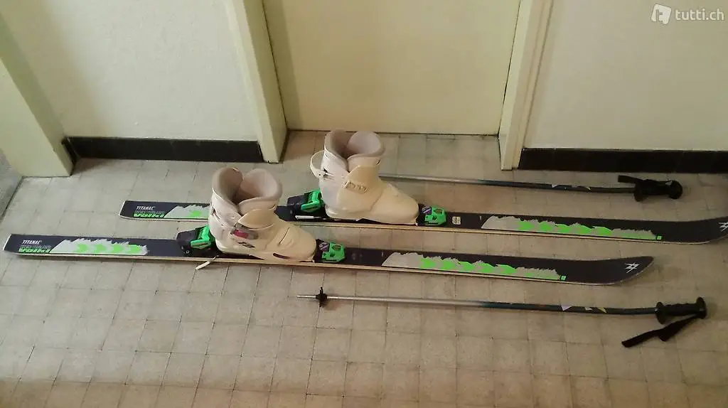 Ski Schuhe und Stöcke