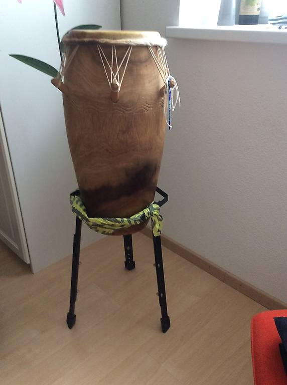 Schöne ghanaische Trommel (Kpanlogo)