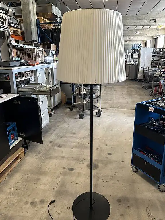 Standleuchte mit schwarzem Fuss? Modern und elegant