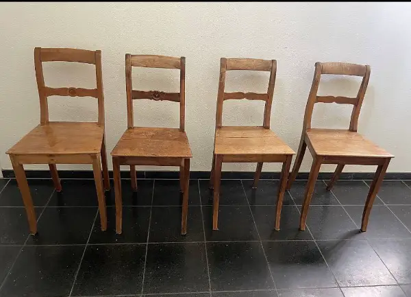 4 Biedermeier Stühle stehen zum Verkauf