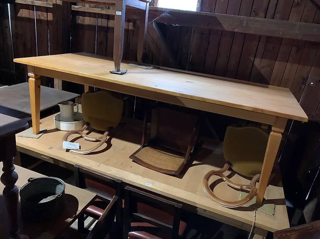 Biedermeier Tisch Tanne, Kehlung in Zarge + Beinen 250 x 105