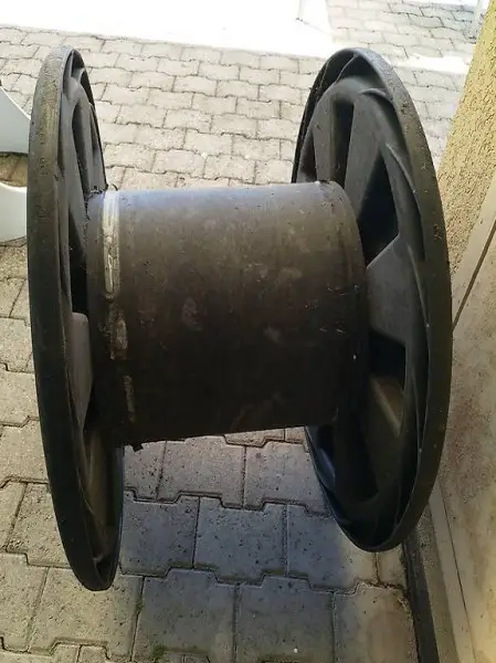 grosse Kabelrolle aus Kunststoff