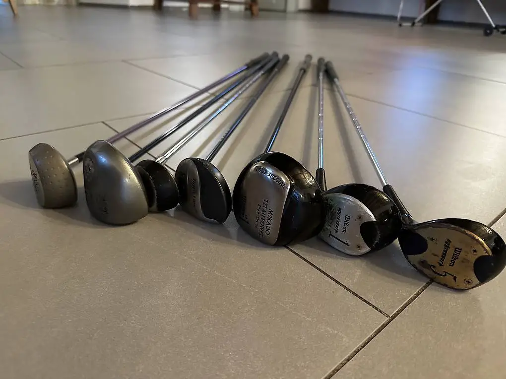 Golfschläger aus verschiedenen Generationen