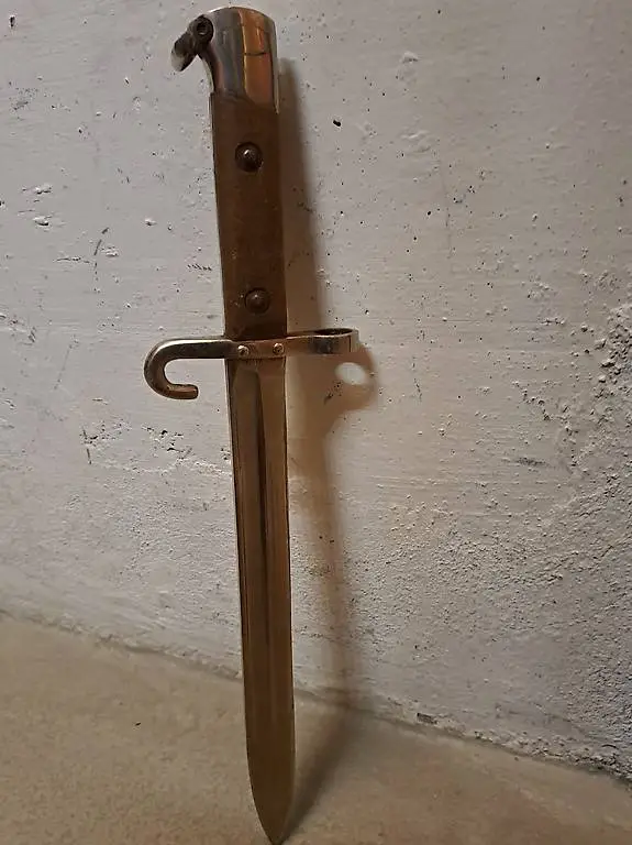 Ein Dolch zu verkaufen