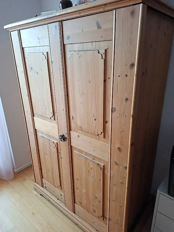 TV- Schrank massiv Tanneholz