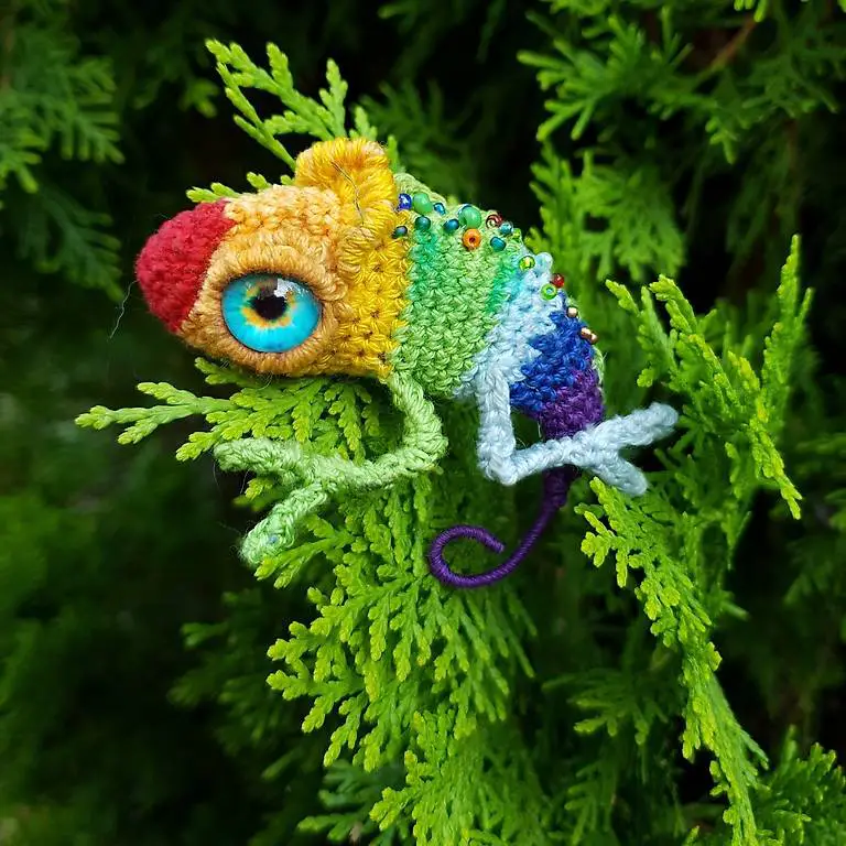 Gehäkelte Chamäleon-Brosche OOAK handmade