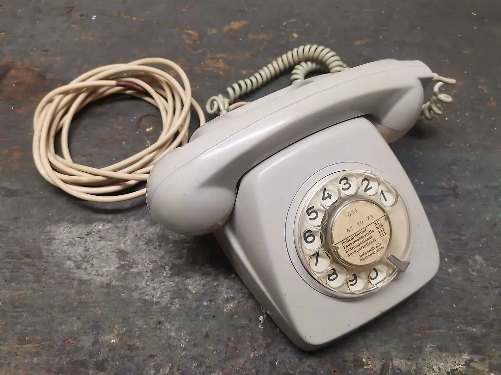 Altes Telefon graues mit Wählscheibe