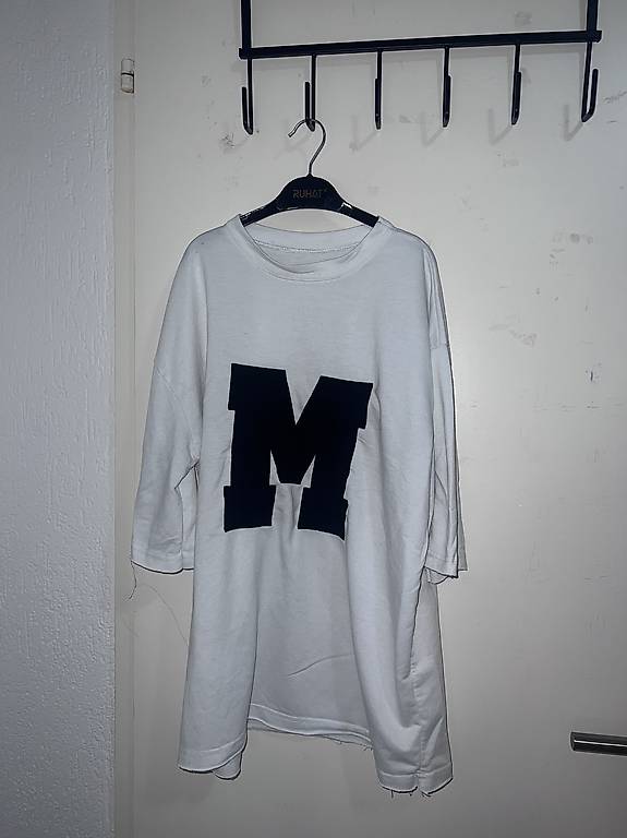 Weisses Longshirt mit grossem schwarzen "M"-Aufdruck