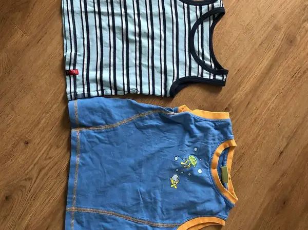 2 Trägershirt grösse 98/104