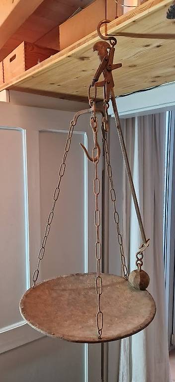 Alte Hängewaage aus Eisen, mit Bronze oder Messingschale