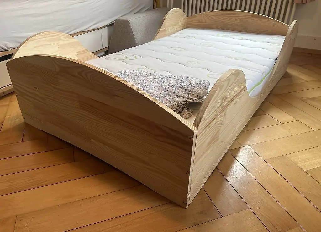 Montessori Kinderbett aus Fichtenholz mit Matratze und Bezug