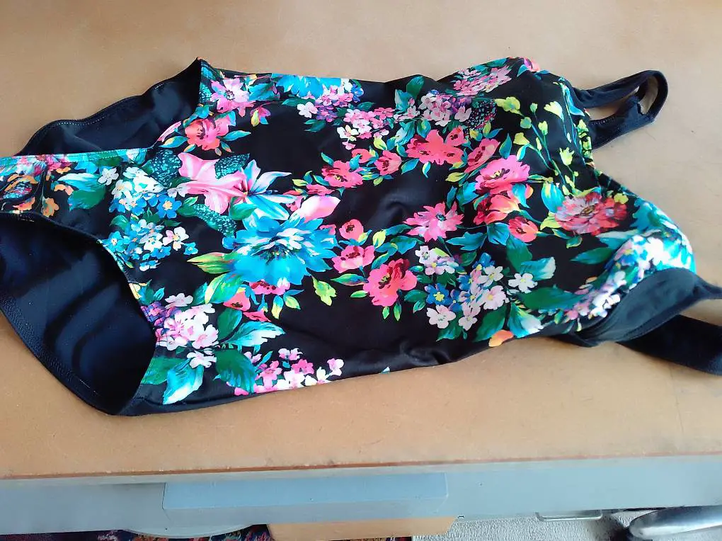 Badekleid Gr 40 neu, Bademantel Gr L, Badeschuhe Gr 38, Tasche