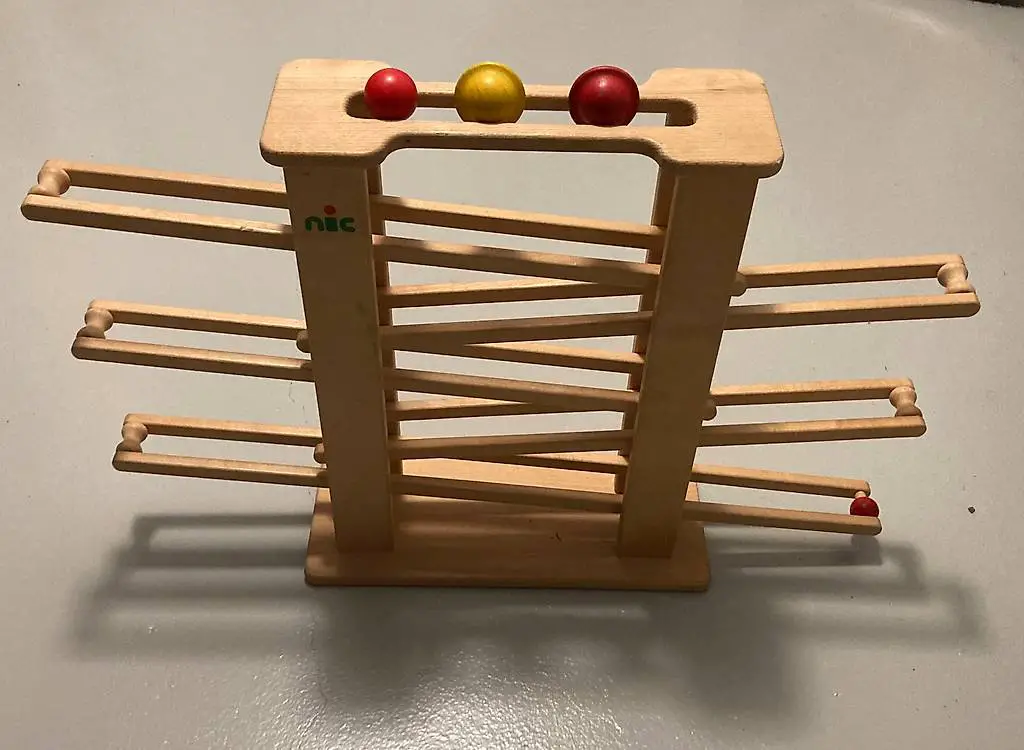 Kugelbahn aus Holz