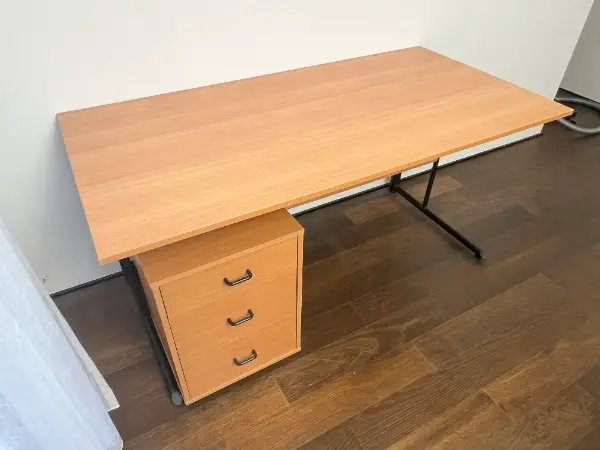 Schreibtisch mit Rollcontainer/Korpus (2 verfügbar)