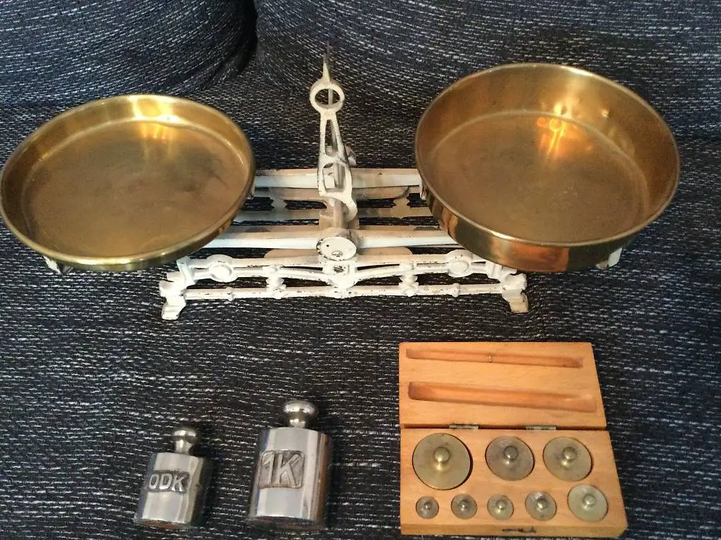 Seltene antike Marktwaage, mit Gewichtssteinen