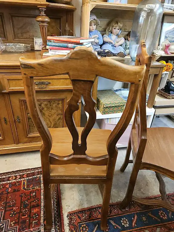 2 braune Holzstühle