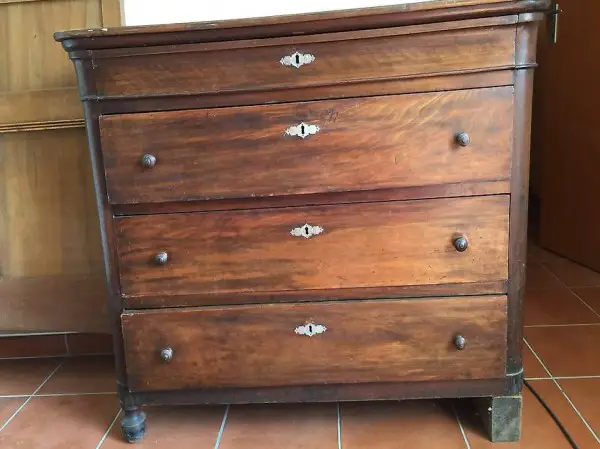 Comodino a 4 cassetti antico