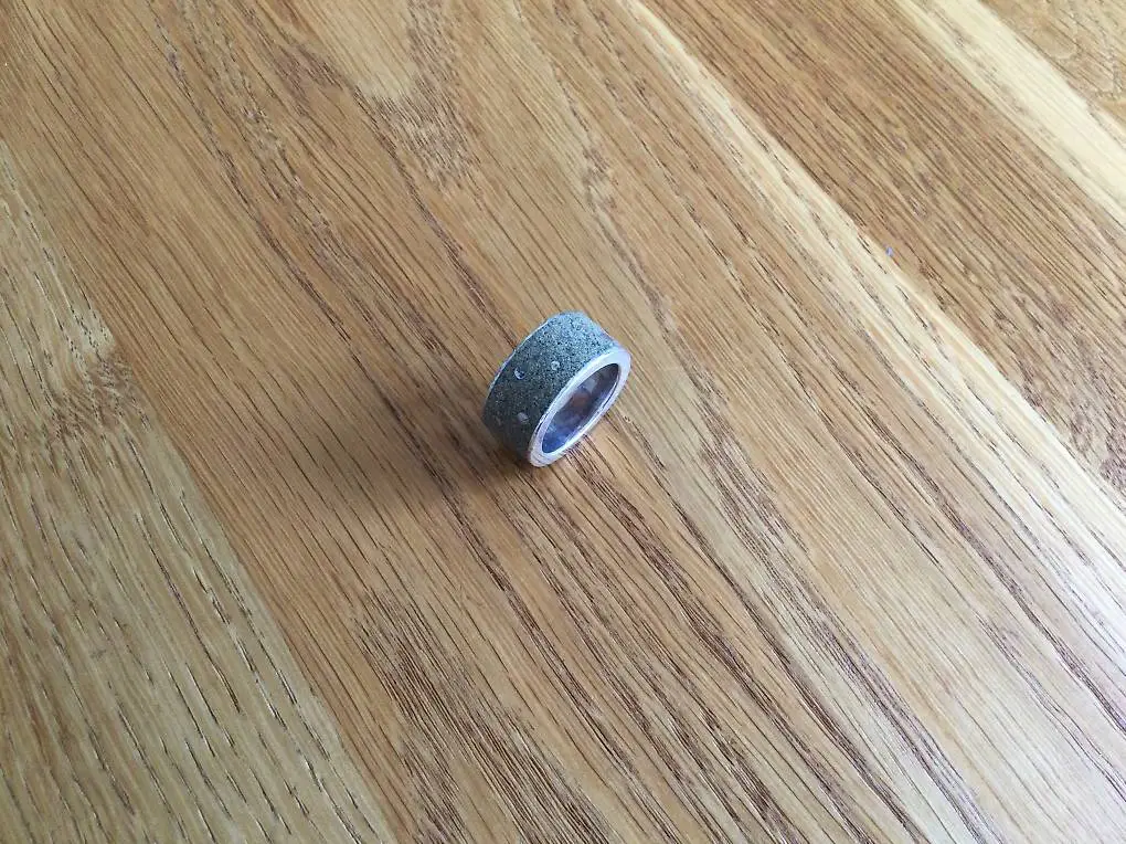 Fingerring aus Silber und Beton