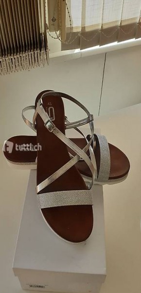 Neue Sandalen