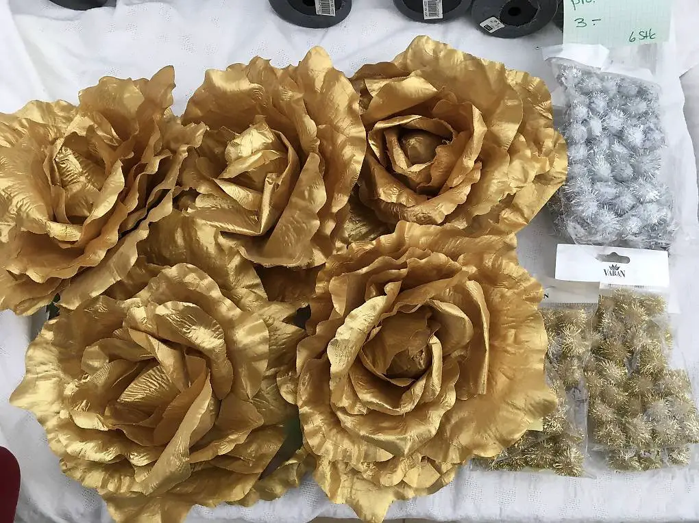 Dekomaterial, goldige Rosen und Pompons evtl. für Fasnacht