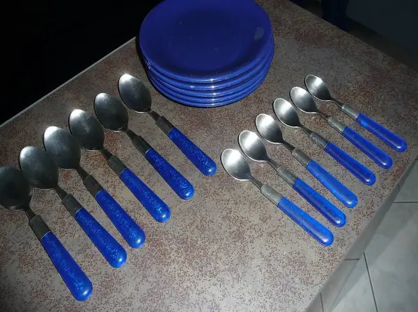 Teller-Set mit Besteck