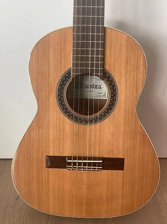 Schöne Guittare Alhambra