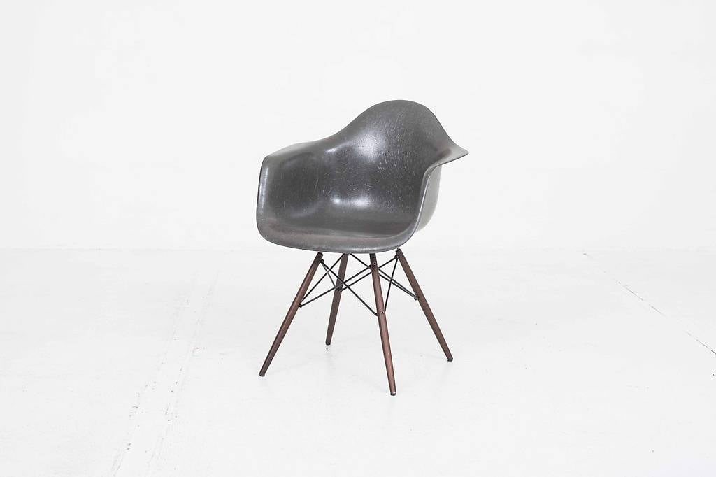 Vitra Fiberglas Armchair DAW von Eames in Elephant Hide Gray