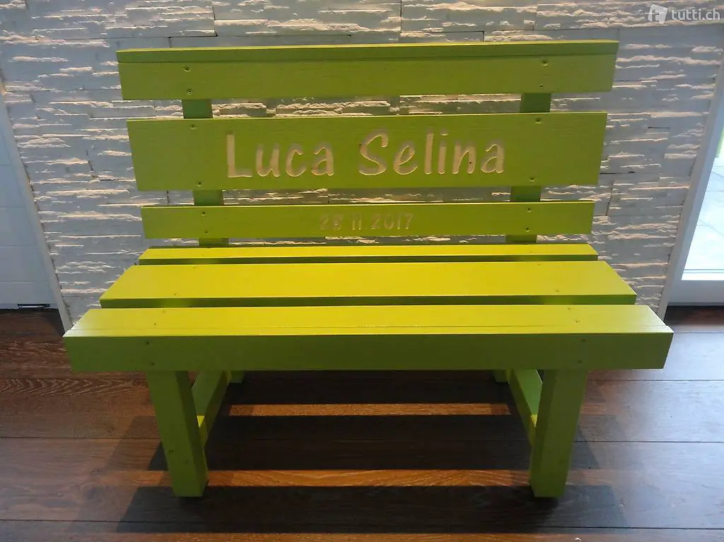 Grünes Holzbänkli als Geburtsgeschenk