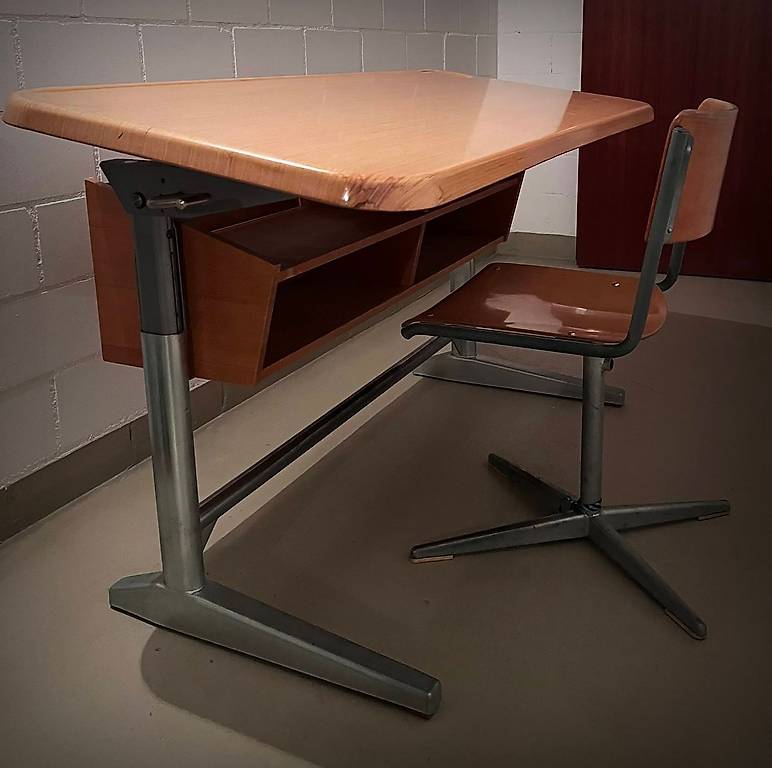 Schülerpult von Embru inkl. Stuhl in super Zustand