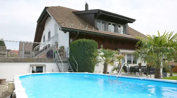 Zwei-Familienhaus mit Pool und Sauna in Buttwil AG