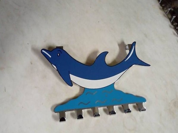Ein älterer Metallkleiderhaken für die Türe mit Delfin Motiv