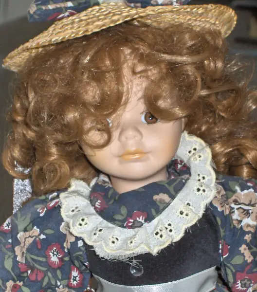 Liebes Mädchen (Porzellan) auf Schaukel & Stoffpuppen-Junge