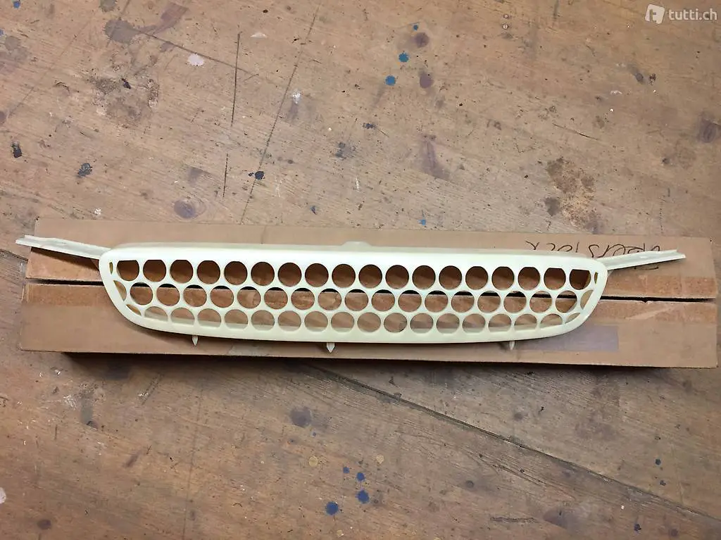 Kühlergrill zu Toyota Corolla E11