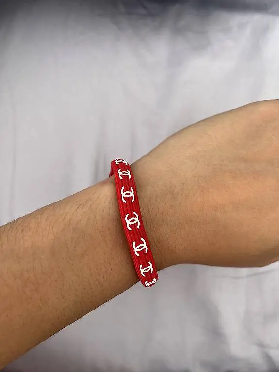 Armband mit weissen Logos, Durchmesser 6 cm, ungetragen