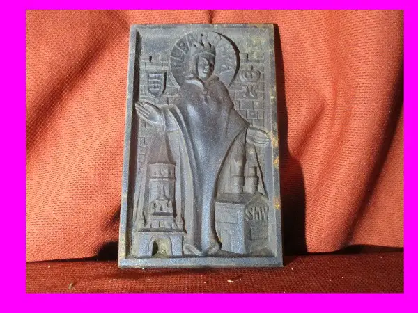 heilige Eisengussplatte mit Patina